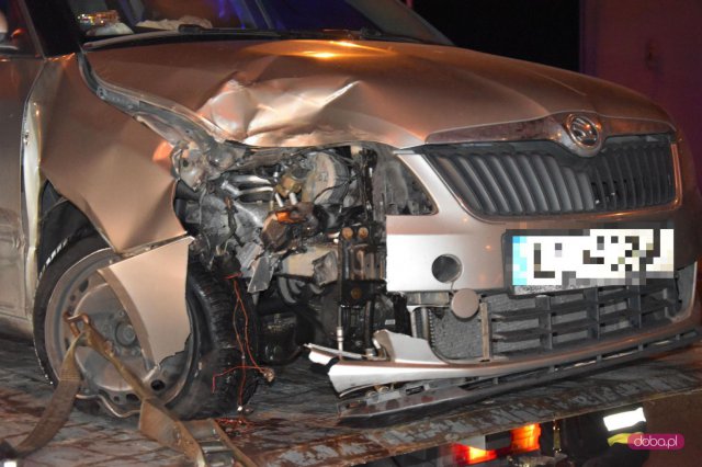 Skodą uderzyła w znak drogowy na bielawskiej obwodnicy