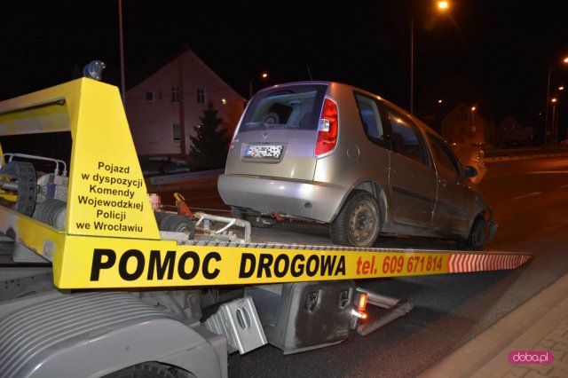 Skodą uderzyła w znak drogowy na bielawskiej obwodnicy