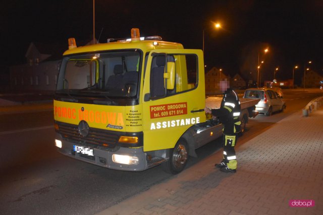 Skodą uderzyła w znak drogowy na bielawskiej obwodnicy
