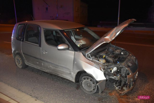 Skodą uderzyła w znak drogowy na bielawskiej obwodnicy