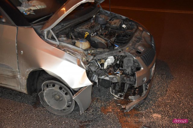 Skodą uderzyła w znak drogowy na bielawskiej obwodnicy