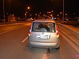 Skodą uderzyła w znak drogowy na bielawskiej obwodnicy