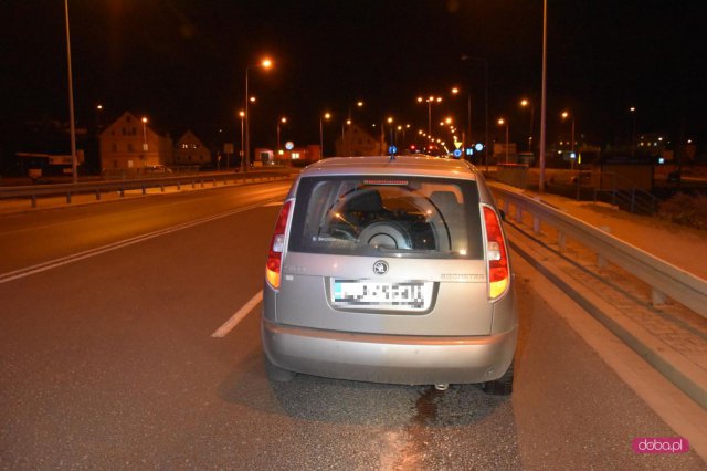Skodą uderzyła w znak drogowy na bielawskiej obwodnicy