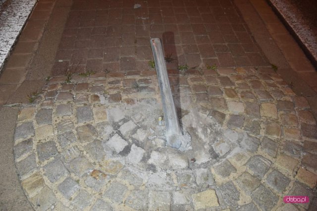 Skodą uderzyła w znak drogowy na bielawskiej obwodnicy