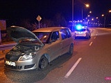 Skodą uderzyła w znak drogowy na bielawskiej obwodnicy