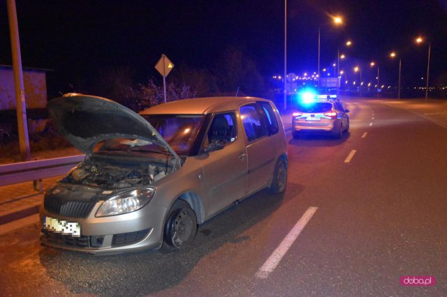 Skodą uderzyła w znak drogowy na bielawskiej obwodnicy