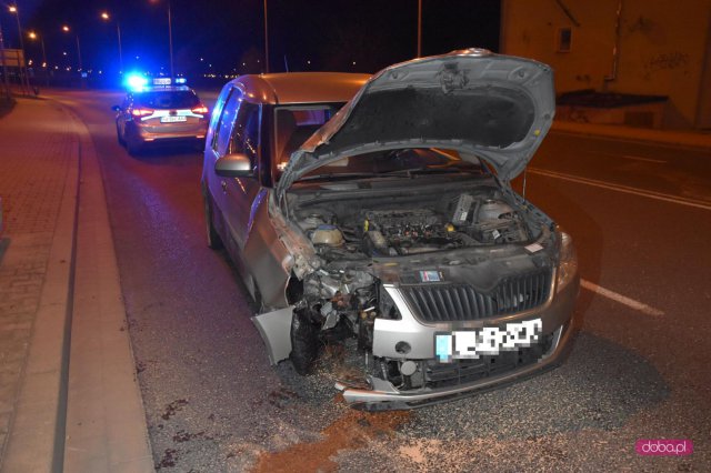 Skodą uderzyła w znak drogowy na bielawskiej obwodnicy