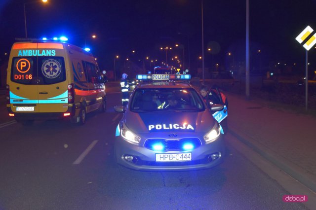 Skodą uderzyła w znak drogowy na bielawskiej obwodnicy