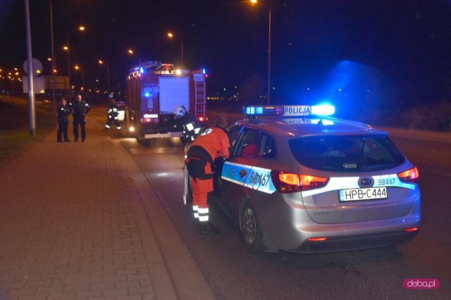 Skodą uderzyła w znak drogowy na bielawskiej obwodnicy
