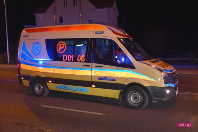 Skodą uderzyła w znak drogowy na bielawskiej obwodnicy