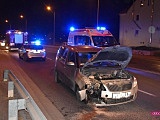 Skodą uderzyła w znak drogowy na bielawskiej obwodnicy