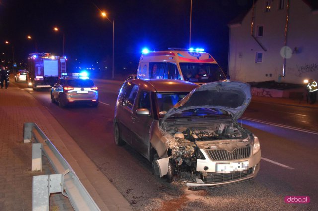 Skodą uderzyła w znak drogowy na bielawskiej obwodnicy