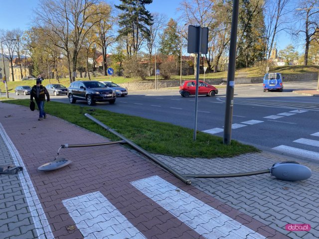 Mercedesem ściął latarnię i uciekł z miejsca zdarzenia