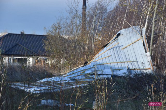 Silny wiatr zerwał dach w Bielawie