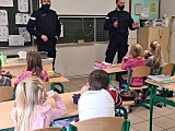 Policjanci zajmują się profilaktyką dla bezpieczeństwa dzieci