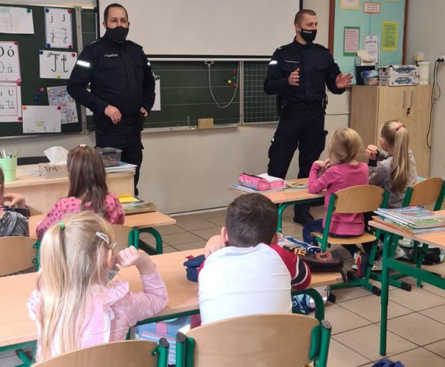 Policjanci zajmują się profilaktyką dla bezpieczeństwa dzieci