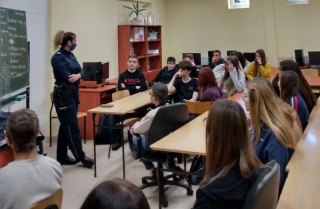 Policjanci zajmują się profilaktyką dla bezpieczeństwa dzieci