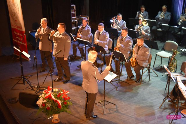 Patriotyczne śpiewanie w kinoteatrze