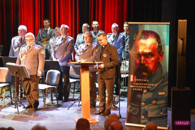 Patriotyczne śpiewanie w kinoteatrze