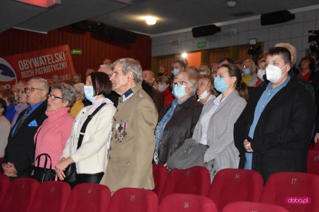 Patriotyczne śpiewanie w kinoteatrze