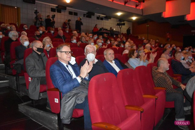 Patriotyczne śpiewanie w kinoteatrze