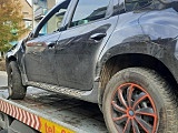 Dacią wjechał w ogrodzenie