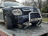 Dacią wjechał w ogrodzenie