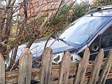 Dacią wjechał w ogrodzenie