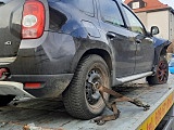 Dacią wjechał w ogrodzenie