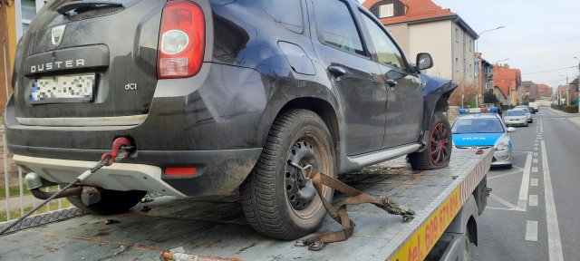 Dacią wjechał w ogrodzenie
