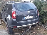 Dacią wjechał w ogrodzenie