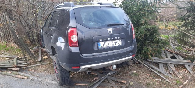 Dacią wjechał w ogrodzenie