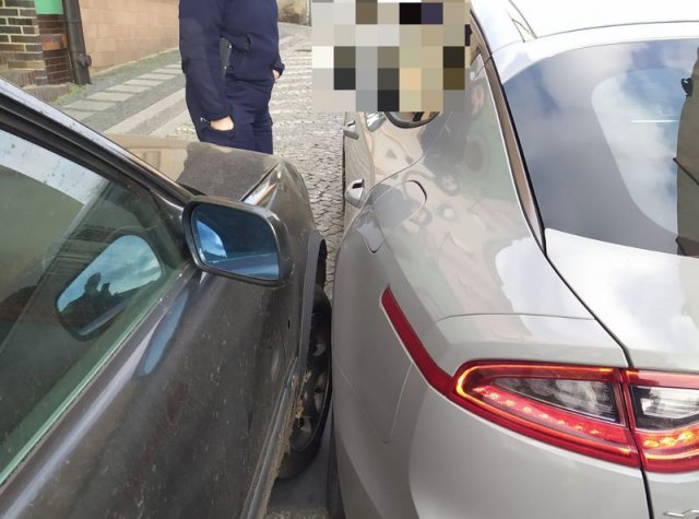 Pozostawiony samochód utrudniał przejazd ulicą Kościelną
