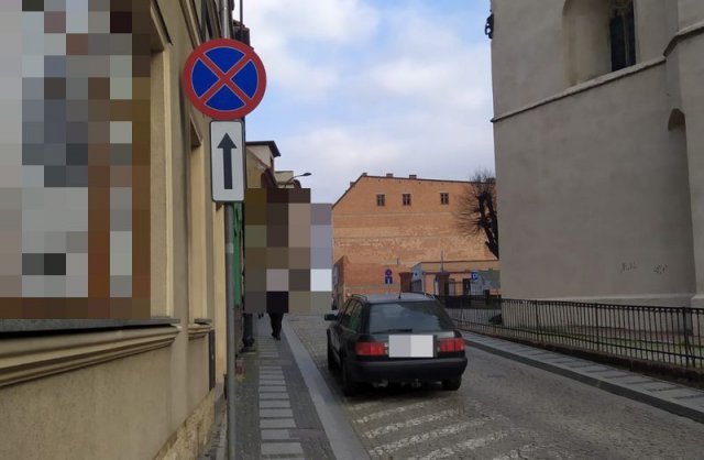 Pozostawiony samochód utrudniał przejazd ulicą Kościelną