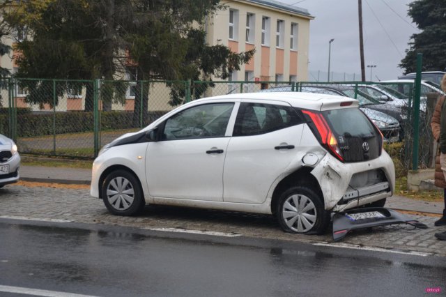Zderzenie dwóch toyot w Piławie Dolnej