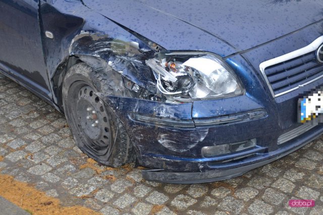 Zderzenie dwóch toyot w Piławie Dolnej