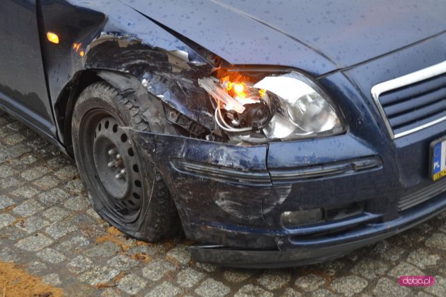 Zderzenie dwóch toyot w Piławie Dolnej