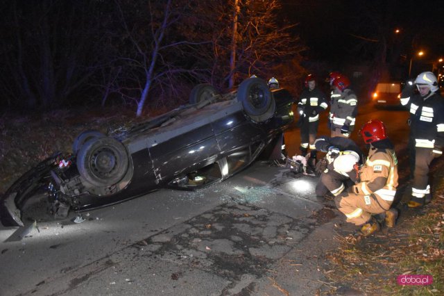 Kierownica odpadła w czasie jazdy. Dachowanie bmw w Pieszycach!
