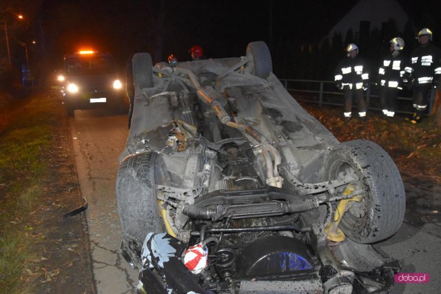 Kierownica odpadła w czasie jazdy. Dachowanie bmw w Pieszycach!