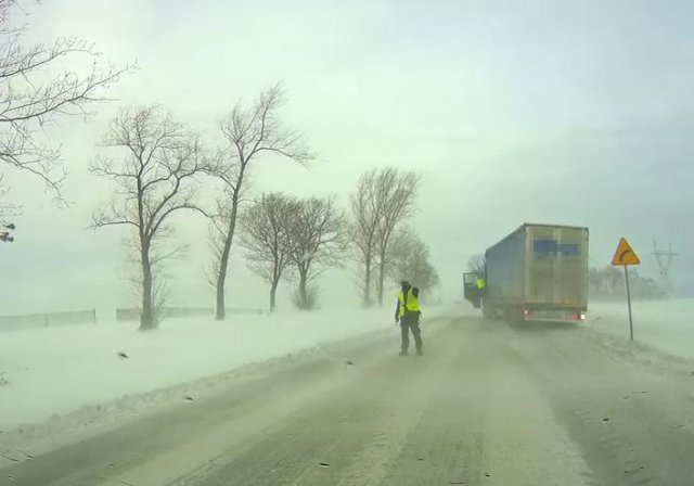 Uwaga! Zamiecie i zawieje śnieżne w powiecie dzierżoniowskim!