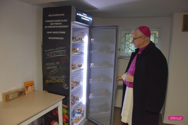 Lodówka społeczna w parafii na skałkach w Dzierżoniowie