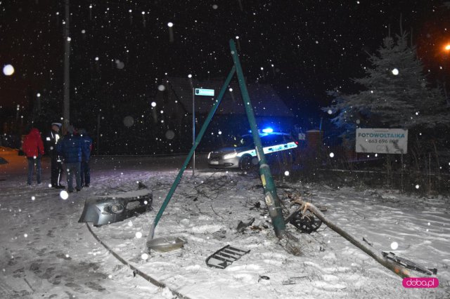 Citroenem uderzył w latarnie w Pieszycach