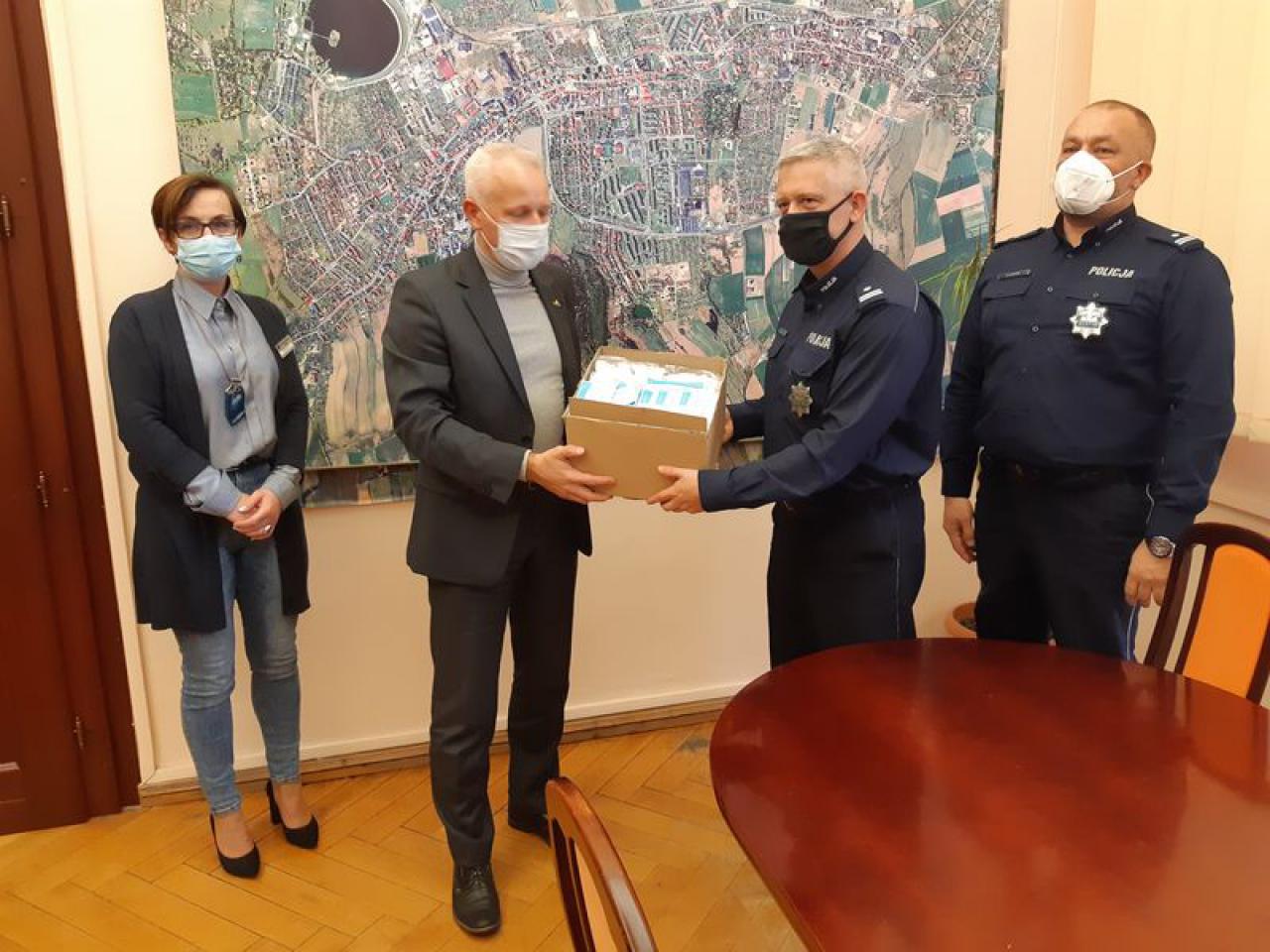 Burmistrz Bielawy przekazał narkotesty miejscowym policjantom