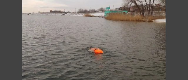 Zimowe pływanie w bielawskim zalewie