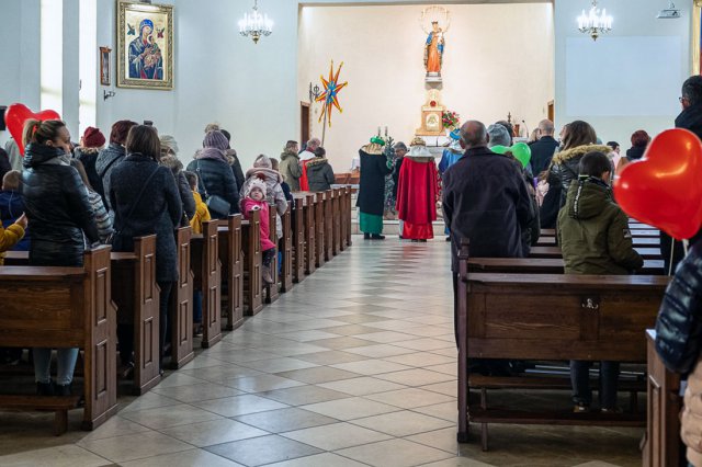 Orszak Trzech Króli w parafii Królowej Różańca Świętego w Dzierżoniowie