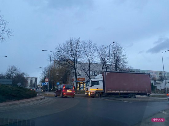 Ciężarówka blokuje wjazd na rondo