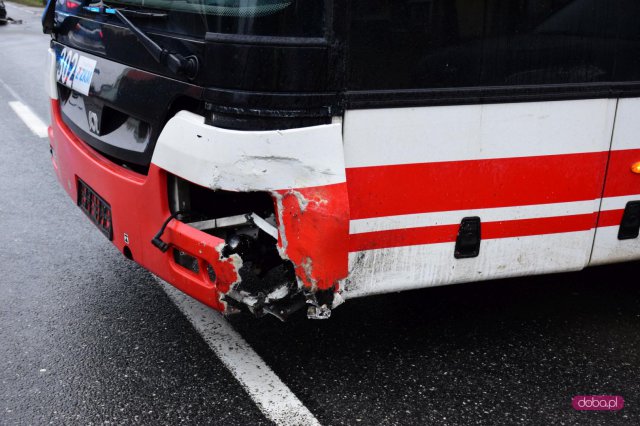 Groźne zderzenie samochodu z autobusem