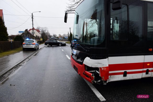 Groźne zderzenie samochodu z autobusem