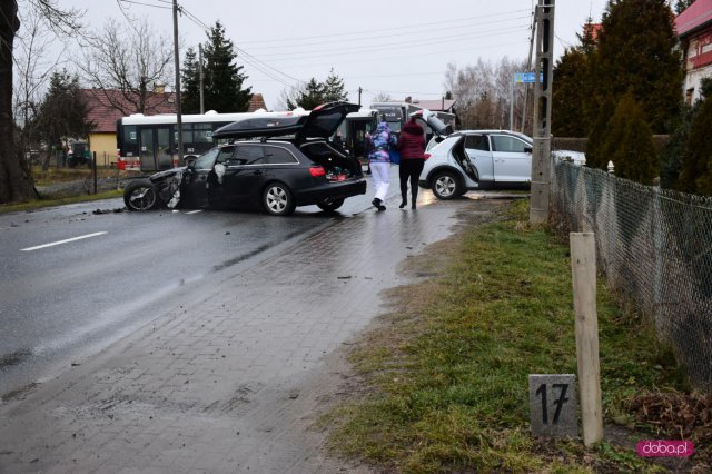 Groźne zderzenie samochodu z autobusem