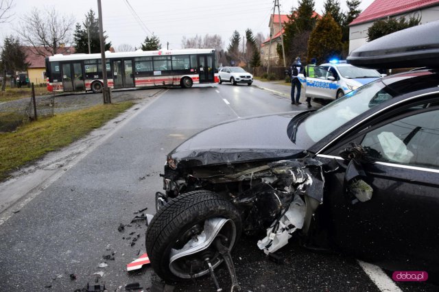 Groźne zderzenie samochodu z autobusem